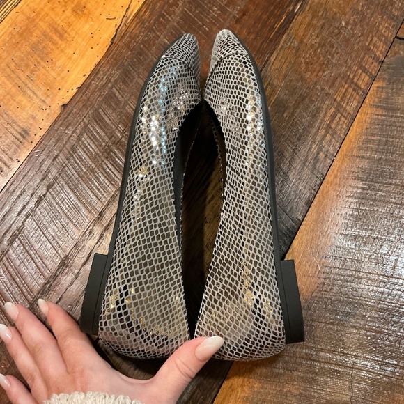 Vionic Women’s Cabello Pointed Toe Flats Gunmetal Snake Size 6 Orthotic Comfort - Picture 3 of 8